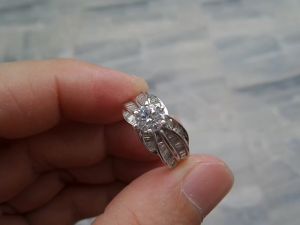 PY Beauty แหวนเพชรแท้ 925 Sterling silver (Natural Diamond) พลอยคริสตัลสวารอฟสกี้ 51 เม็ด น้ำหนัก 0.93 กะรัต เพชรแท้เกรด SI มีตำหนิค