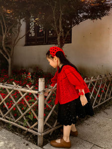 เสื้อคาร์ดิแกนถักสีแดงสตรอเบอร์รี่สไตล์เจ้าหญิงพร้อมแขนพองสำหรับเด็กผู้หญิง เสื้อคลุมกันหนาวแบบสวมหัวคอตั้ง