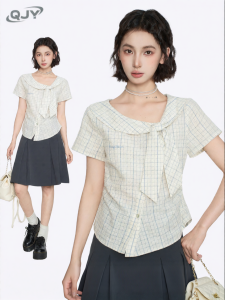 QIAOJIAOYA | Áo Blouse Slim-fit Tay Ngắn Cổ Nơ Carô