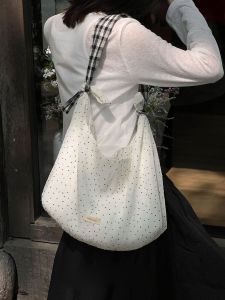 กระเป๋าสะพายข้างลายจุดความจุขนาดใหญ่ กระเป๋าสะพายไหล่แบบลำลองสำหรับวัยรุ่น กระเป๋าผ้าใบสไตล์เกาหลีสำหรับใส่ไปทำงาน