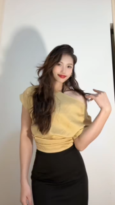 Áo thun Hàn Quốc thời trang mùa hè mới thiết kế lệch vai không đều màu vàng