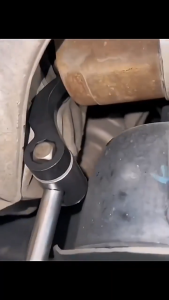 Half shaft disassembly tooloperates on the principle of a bull horn lever easier to useThickened type Tahan lama