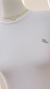 เสื้อครอปสีพื้นคอกลม เสื้อคอกลมแขนสั้นรัดรูป- 4 สี - ติดอะไหล่ งานสีพื้นผ้านิ่ม ใส่สบาย G-ROSE (G036)