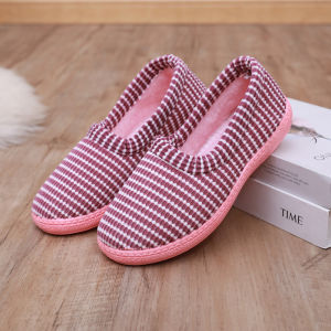 รองเท้าแตะผู้หญิงฤดูหนาวแบบใหม่ พื้นนุ่ม กันลื่น ใส่ในบ้าน สไตล์หวาน ลายทาง รองเท้าสวมหัวแบบหนังสัตว์ รองเท้าแตะแบบสวมหัว