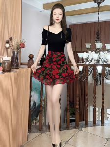 กระโปรงสั้นทรงเอเอวสูงพิมพ์ลายดอกกุหลาบสไตล์ย้อนยุคสำหรับผู้หญิงในช่วงฤดูร้อนปี 2025 กระโปรงผ้าตาข่ายทรงเอกระชับสัดส่วน