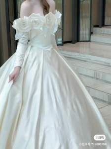 Bản choàng vai hoa hồng phối váy cưới đầm tiệc tạo kiểu