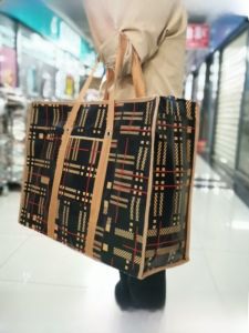 กระเป๋าถือบรรจุภัณฑ์กันน้ำขนาดใหญ่สำหรับขนของ กระเป๋าถือผ้าถัก กระเป๋าใส่ผ้าห่ม กระเป๋าใส่ของ กระเป๋าถือแบบพกพา กระเป๋าถือแบบพกพา