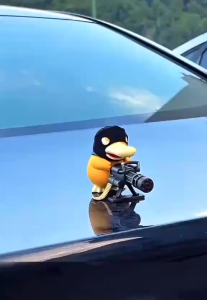 Vịt Tiểu Liên gắn trên xe ô tô bao ngầu thu hút mọi ánh nhìn