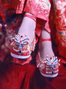 New Tassel Chinese Wedding Shoes Xiuhe Bridal Wedding Shoes Womens Hidden Heel Han Dynasty Embroidered Shoes Chinese Ancient Style with a Chaplet and Official Robes