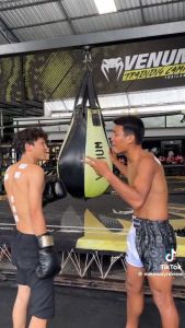 Rhinobun pain relief plaster ไรโนบัน พลาสเตอร์ยาบรรเทาอาการปวดเมื่อยตามร่างกาย (ขนาดบรรจุ 10 แผ่น/ซอง 1 กล่อง 20 ซอง)