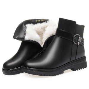 รองเท้าบูทหนังแท้สำหรับคุณแม่ ฤดูหนาว 2025 รองเท้าบูทหนังแท้แบบมีขนแกะหนา ทรงสั้น ด้านล่างแบน กันลื่น อบอุ่นสำหรับผู้หญิงวัยกลางคนและผู้สูงอายุ