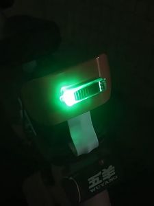 Đèn nhấp nháy năng lượng mặt trời chống va chạm từ phía sau xe máy điện lưới trung tâm ô tô đèn cảnh báo ban đêm siêu chống thấm nước.