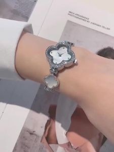 นาฬิกาแฟชั่นของผู้หญิงกำไลข้อมือแบบดึงตกแต่งหน้าปัดขนาดเล็กหรูหราสไตล์เพชรรูปใบโคลเวอร์สี่แฉกนาฬิกาผู้หญิงสวย