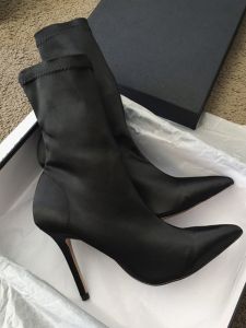 รองเท้าบูทส้นสูงหัวแหลม ดีไซน์เก๋ไก๋ ทรงขากระบอก ด้านนอกทำจากหนัง ด้านในทำจากยาง พื้นรองเท้ายาง สวมใส่สบาย