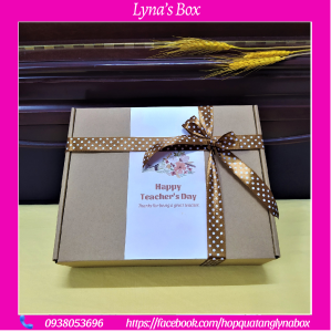 Hộp quà tặng kỷ niệm ngày Nhà giáo Việt Nam 20/11 (17) giấy kraft kèm thiệp ghi lời chúc giấy rơm lót hộp.