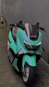 Stiker Motor Hijau Tosca & Skotlet Lembayung: Promosi & Aksesoris Viral