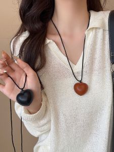 Luxurious Leather Heart Shaped Long Necklace for Women New 2025 Trendy Design Sensation High End Feeling Accessory Jewelry