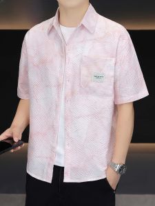 HENGYUANXIANG | เสื้อเชิ้ตแขนสั้นผู้ชาย Hengyuanxiang Bubble Cloth ฤดูร้อนใหม่ ไม่ต้องรีด ป้องกันริ้วรอย มีกระเป๋า เสื้อเชิ้ตผู้ชายแบบสวมสบาย
