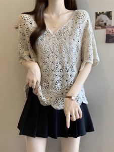 WANGGONGZHU | เสื้อเชิ้ตคอวีลูกไม้โปร่งบางฤดูร้อนสำหรับผู้หญิงไซส์ใหญ่ แขนสั้นสไตล์ฝรั่งเศส ปกปิดหน้าท้อง ดีไซน์ใหม่ 2025 เสื้อผ้าทำงานสไตล์เกาหลีหลวมๆ