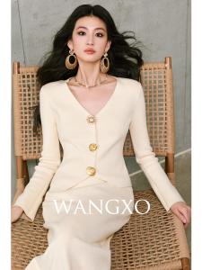 WANGXO | Bộ Váy Knit Cổ V Ôm Body Đính Khóa Kim Loại Bất Đối Xứng