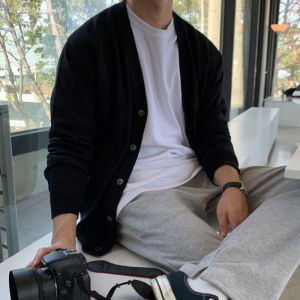 เสื้อสเวตเตอร์คาร์ดิแกนคอวีแขนยาวหลวมๆ สำหรับผู้ชาย แฟชั่นฤดูใบไม้ร่วง 2025 ผ้าโมดอล สีสันสดใส ทรงหลวมๆ สำหรับผู้ชาย