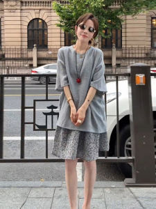 เสื้อยืดคอกลมแขนสั้นสีเทา ชุดกระโปรงสั้นทรงเอ ชุดแฟชั่นฤดูร้อน 2025 สำหรับผู้หญิงไซส์เล็ก ชุดสองชิ้น ผ้าโพลีเอสเตอร์
