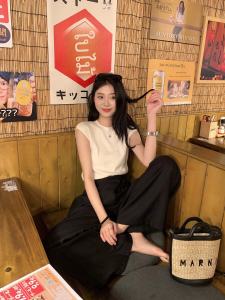 เสื้อถักแขนสั้นทรงสลิมฟิตสำหรับผู้หญิง คอลเลกชั่นฤดูใบไม้ผลิและฤดูร้อน คอกลม แขนสั้น ทรงเข้ารูป เสื้อผ้าทำงานสไตล์เกาหลี