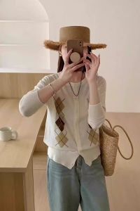 เสื้อคาร์ดิแกนถักผ้าขนสัตว์สไตล์ฝรั่งเศสย้อนยุคสำหรับผู้หญิงในฤดูใบไม้ผลิ 2025 ทรงหลวม ปกคอกลม แขนยาว ปกเสื้อคาร์ดิแกน