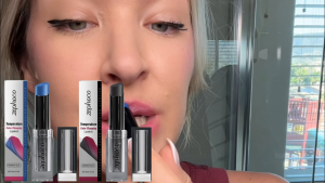 Zephoco Obsidian Color-Changing Lip Balm A gentle ลิปบาล์มเปลี่ยนสีหินออบซิเดียน สูตรอ่อนโยนให้ความชุ่มชื้น ช่วยเติมน้ำให้ริมฝีปาก ลดรอยแห้งกร้าน และบำรุงริมฝีปากให้นุ่มชุ่มสุขภาพดี