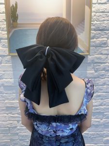 สีม่วง น้ําหอมเผือกหรูหรา สีดำ ผ้าซาติน Pearl Super Large โบว์ กิ๊บติดผม ฤดูใบไม้ผลิ โหลดด้านหลังศีรษะ การจัดสไตล์ โดย Jo Noel