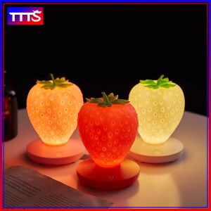 โคมไฟ USB ชาร์จได้ซิลิโคนไฟกลางคืนสตรอเบอร์รี่สุดสร้างสรรค์สำหรับโคมไฟตั้งโต๊ะปกป้องดวงตานอนของเด็กโคมไฟข้างเตียงให้บรรยากาศเป็นของขวัญแก่คนรัก