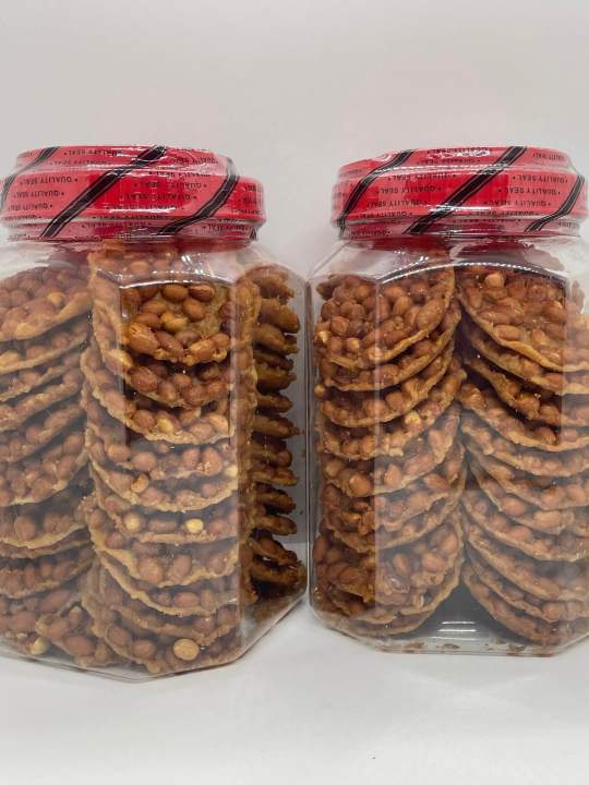 Rempeyek kacang dalam kemasan modern di toko oleh-oleh