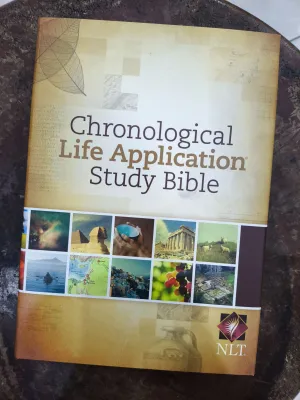 NLT CHRONOLOGICAL LIFE APPLICATION STUDY BIBLE / NEW LIVING TRANSLATION / HARDCOVER / SIZE: 9.5x7x2.15 inches