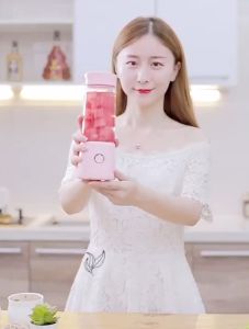 Máy xay sinh tố cầm tay đa năng máy xay hoa quả mini dung tích 300ml 4 lưỡi dao được làm từ thép không rỉ. Bảo hành 12 tháng trên toàn quốc đổi mới trong 7 ngày đầu nhận hàng.