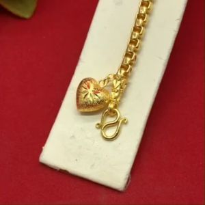 (รับประกัน 6 เดือน)สร้อยข้อมือลายผ่าหวายมนพ่นทรายตัดลายห้อยจี้หัวใจ ยาว 7-7.5 นิ้ว น้ำหนัก 3 บาท หุ้มเศษทองเยาราช ทองปลอม งานสวย พร้อมส่ง