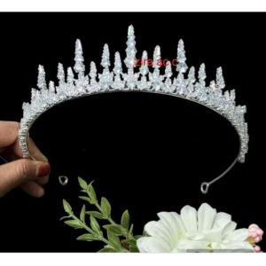 Mahkota zircon sampai telinga