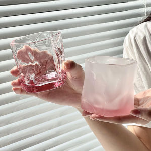 แก้วแบบบิดไม่สมมาตรสไตล์ INS นิยมในคนกลุ่มหนึ่งแก้วน้ำแบบแก้วเหล้าแบบหรูหราสำหรับผู้หญิงใช้ในบ้านเครื่องดื่มแก้วกาแฟ