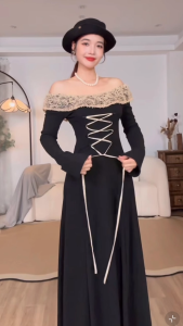 พร้อมส่ง! ชุดเดรสยาว เปิดไหล่ แขนกระดิ่ง ด้านหลังมีห่วงผูกริบบิ้น คอระบายลูกไม้สีน้ำตาล ผ้าโพลิเอสเตอร์ สีดำ ชุดออกงาน #9290