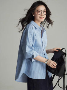 เสื้อเชิ้ตสีน้ำเงินลายทางหลวมๆ สำหรับผู้หญิง แขนยาว ฤดูใบไม้ผลิและฤดูใบไม้ร่วง เสื้อเชิ้ตสไตล์ฮ่องกงย้อนยุค เสื้อเชิ้ตแฟชั่น