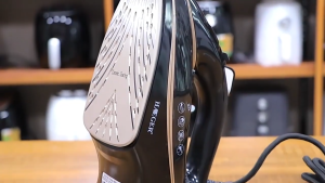 TOUTOU เหล็ก เตารีดไอน้ำ เหล็กขนาดเล็ก ละพกพาสะดวก 2600W เตารีดไฟฟ้า เหล็กแรงดันสูง เตารีดผ้าไอน้ำ เตารีดแรงดัน การรีดผ้าแบบแห้งและเปียกเครื่องรีดผ้า เตารีดไอน้ำพก ปรับได้ 3 ระดับ