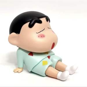 MJ88 Crayon Shin-chan Phone Holder Figure Toys Boneka Lucu Anti Slip Handphone/Tablet / Dudukan Ponsel Shinchan Figure Crayon Shinchan Stand Hp Shinchan Lazy /Phone Holder Crayon Shinchan Figure Toys Holder Pajangan Meja Lucu Lazy Santai Multifungsi