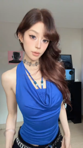 Áo hai lớp cổ yếm hở lưng kiểu Niche của Charli đính hạt