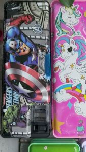 Hộp đựng bút viết nắp hít 2 tầng mẫu giao ngẫu nhiên theo giới tính bé ( tặng kèm thước nhựa học sinh dài 20cm dễ thương và 01 cục gôm tẩy bút chì )