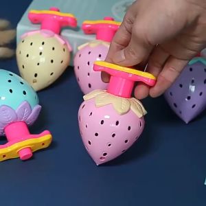 กลุ่มลูกเล่นลูกข่างพร้อม สปินเนอร์ LED กระพริบหมุนหลากสีสตรอเบอรี่ เล่นคลาสสิก โตตอบเด็ก หมุนได้ฟิดเจ็ตสปินเนอร์ ของเล่นหมุน ผลไม้เรืองแสงของเล่น สำหรับเด็ก