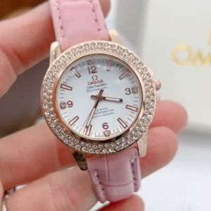 นาฬิกาของเจ้าของผู้หญิง สายหนัง แบรนหรูหน้าปัดกลม ล้อมเพรช พร้อมกล่องกระดาษแบรนด์ฟรี