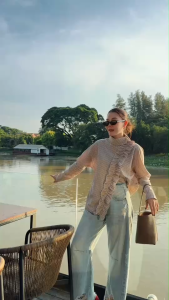 เชิ้ตคอเฉียงดีเทลระบายเฉียงด้านหน้า งานลายริ้วช่วยพรางหุ่น ให้คุณดูมีสไตล์และมั่นใจมากขึ้น 🌟  ความสบายในการสวมใส่: ทรงหลวมใส่สบาย ผ้านิ่มไม่ร้อน ทำให้คุณสามารถสวมใส่ได้ตลอดวันโดยไม่รู้สึกอึดอัด 🌞  การแมทช์ที่หลากหลาย: แมทช์ได้ทั้งกางเกงยีนส์และกางเกงผ้า