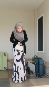 กระโปรงยาวพิมพ์ลายกราฟฟิก ชุดลำลอง จีบ กระโปรงมิดิมุสลิม สำหรับผู้หญิง แฟชั่นฤดูใบไม้ร่วง เอวสูงยางยืด กระโปรง Midi เรขาคณิต สตรีท ปี 2025 ขนาด S-XXL สีเบจ