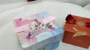 HUI.. กล่องใส่ของชำร่วย กล่องของขวัญ กล่องกระดาษน่ารัก 4เหลี่ยมผูกริ้บบิ้น พร้อมส่งในไทย