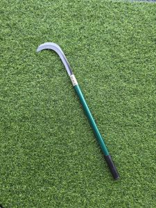 "เคียวขอ แมงกานีส"  มีสีเขียวและสีแดง ความยาวรวมด้าม 27 นิ้ว  ใช้ตัดแต่งกิ่งไม้ ใช้ถางป่าใบมีดคม