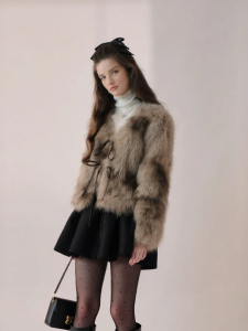AIVEI | Stylish Gradient Fox Fur Coat for Petite Figure